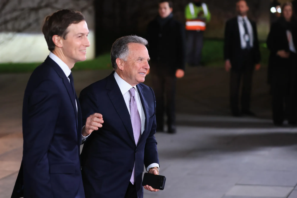 Đặc phái viên Mỹ Steve Witkoff (phải) và ông Jared Kushner (phải), con rể kiêm cố vấn của Tổng thống Donald Trump - Ảnh: Bloomberg.