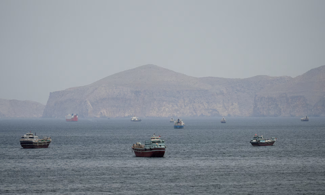 Tàu thuyền ở eo biển Hormuz thuộc khu vực Musandam của Oman hôm 22/4/2026 - Ảnh: Reuters.