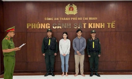 Công an tống đạt và thi hành các Quyết định và Lệnh đối với Trần Thị Như Hảo và Nguyễn Trọng Anh. Ảnh: Cổng thông tin điện tử Bộ Công an.