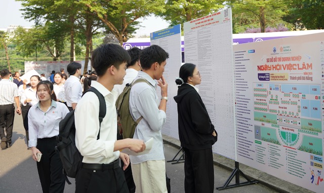 Sinh viên tìm hiểu ngành nghề các doanh nghiệp cần tuyển dụng.