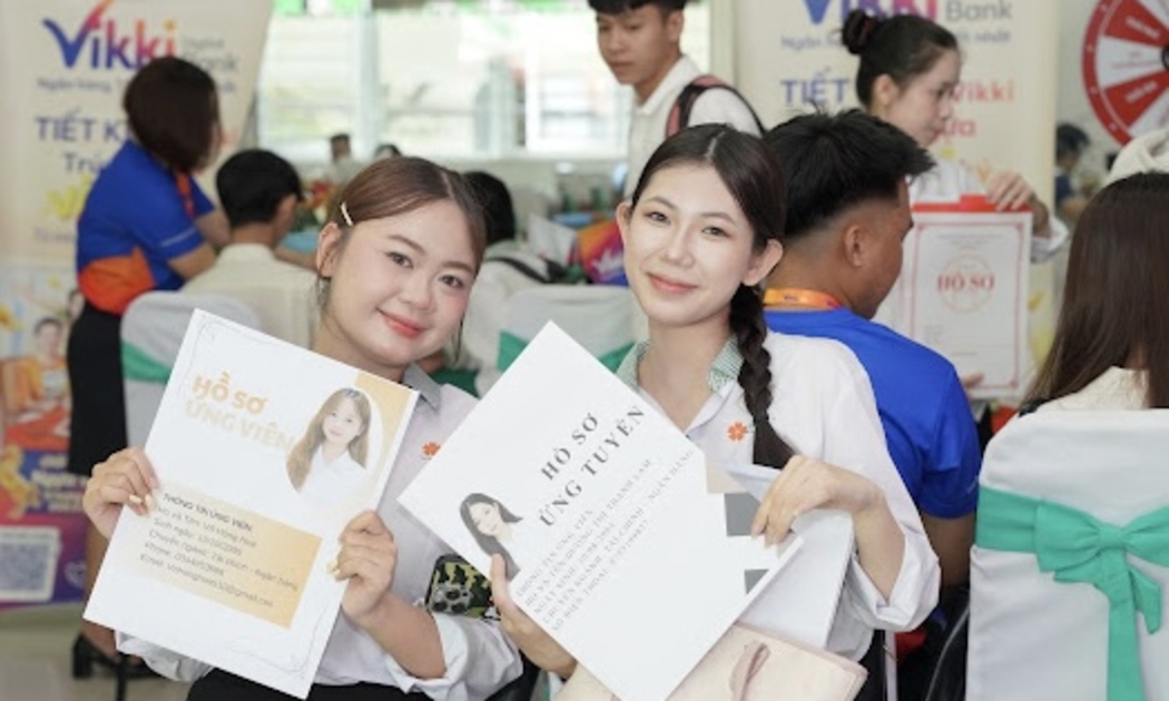 Niềm vui của sinh viên tìm cơ hội việc làm đúng ngành học.