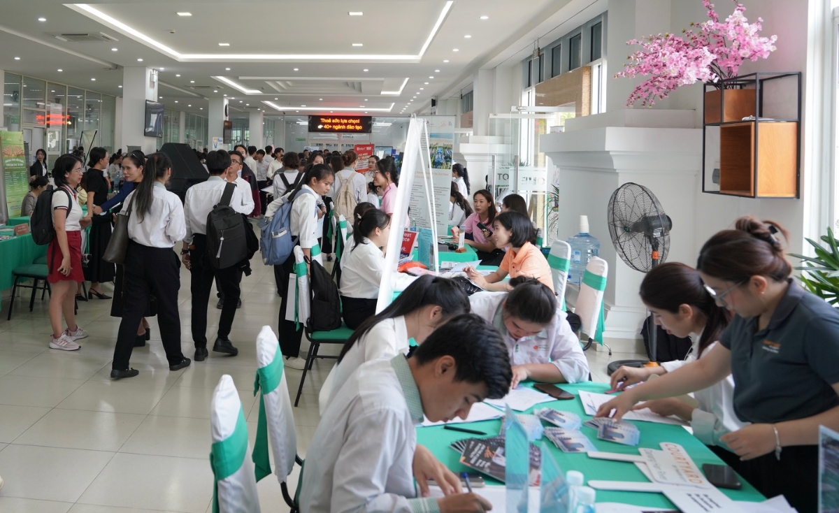 Hàng trăm sinh viên nô nức đăng ký phỏng vấn trực tiếp của các doanh nghiệp.