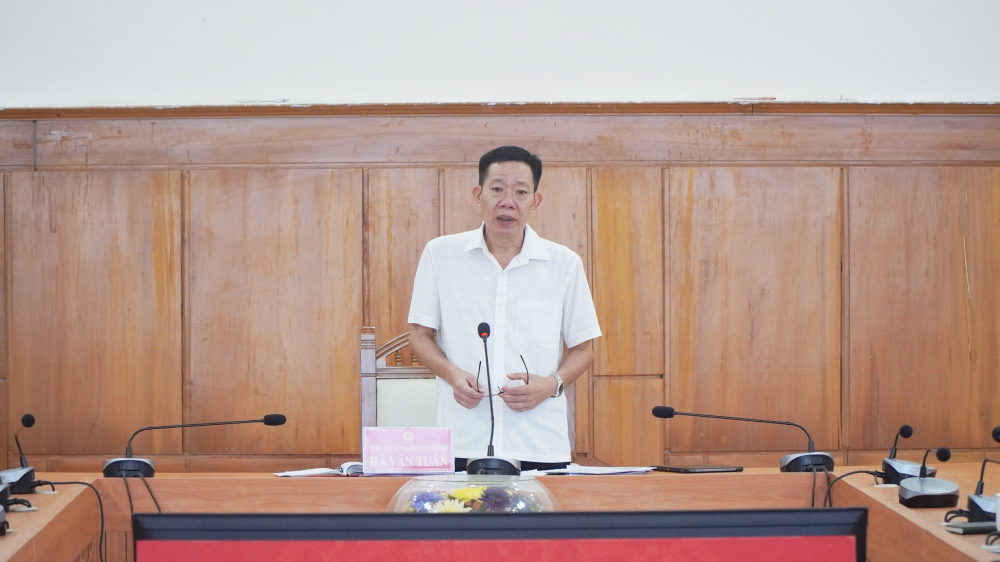 Phó Chủ tịch UBND thành phố Huế Hà Văn Tuấn phát biểu tại cuộc họp