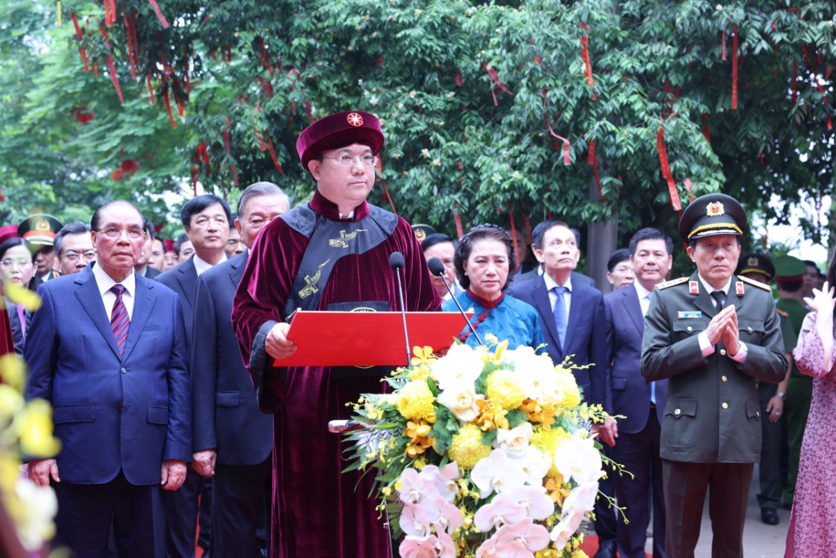 Chủ tịch UBND tỉnh Phú Thọ&nbsp;Trần Duy Đông đọc Chúc văn.&nbsp;Ảnh do&nbsp;Sở Văn hoá, Thể thao và Du lịch tỉnh&nbsp;Phú Thọ cung cấp.&nbsp;