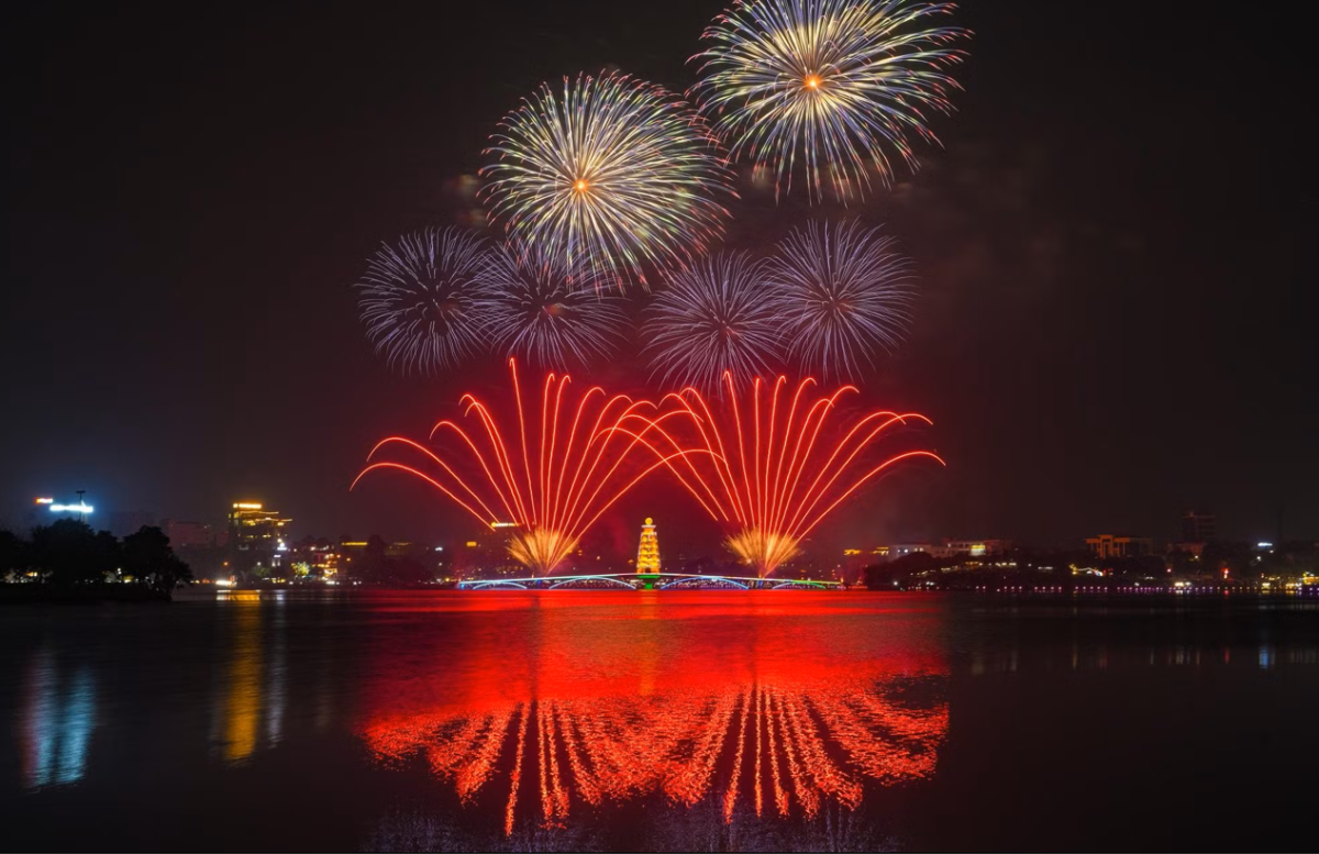 Pháo hoa rực trời Việt Trì, tối 25/4/2026.