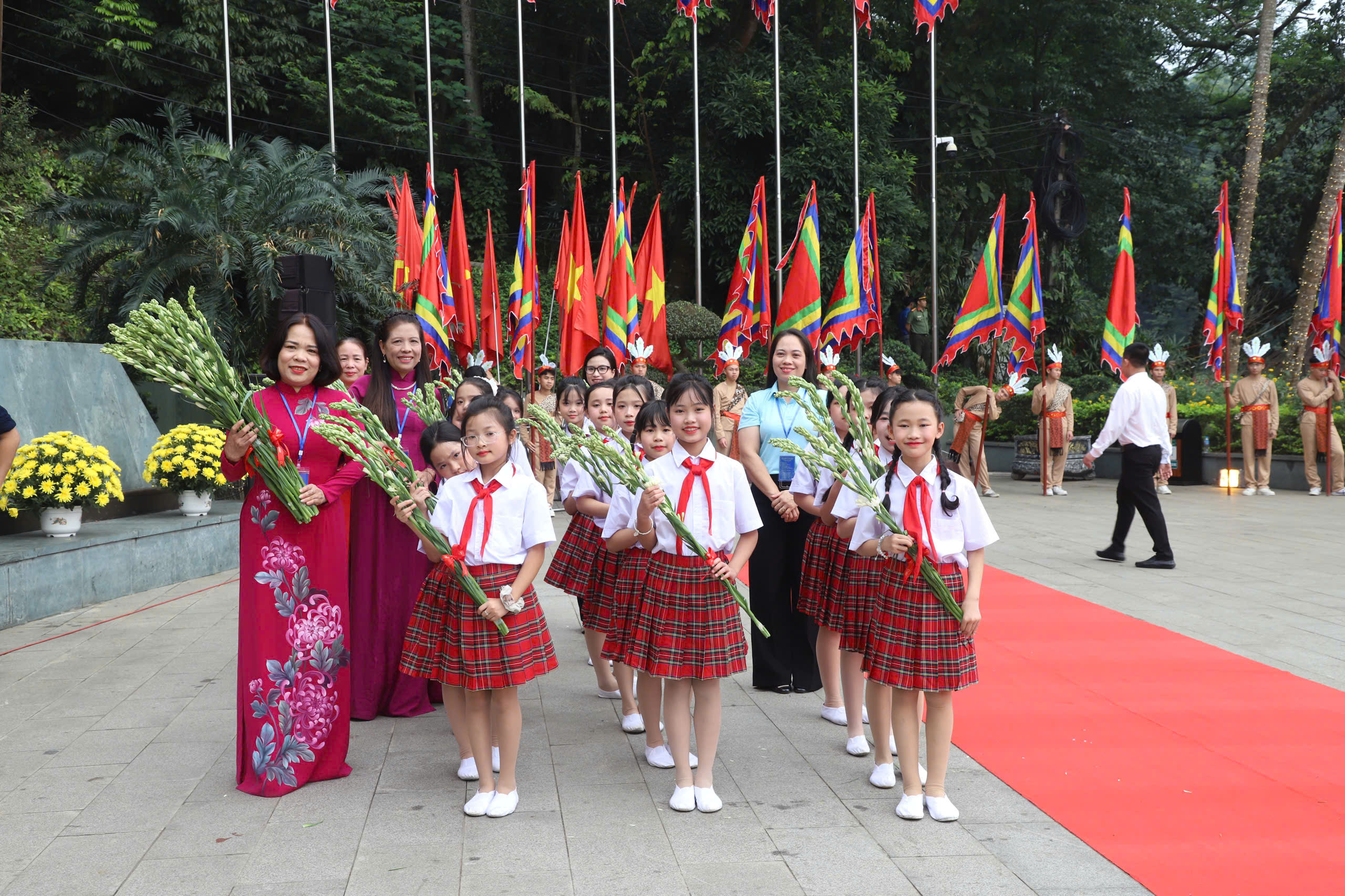 Đoàn cá cháu học sinh hân hoan dâng hoa trong ngày Giỗ Quốc Tổ 26/4/2026. Ảnh do Sở Văn hoá, Thể thao và Du lịch tỉnh Phú Thọ cung cấp. 
