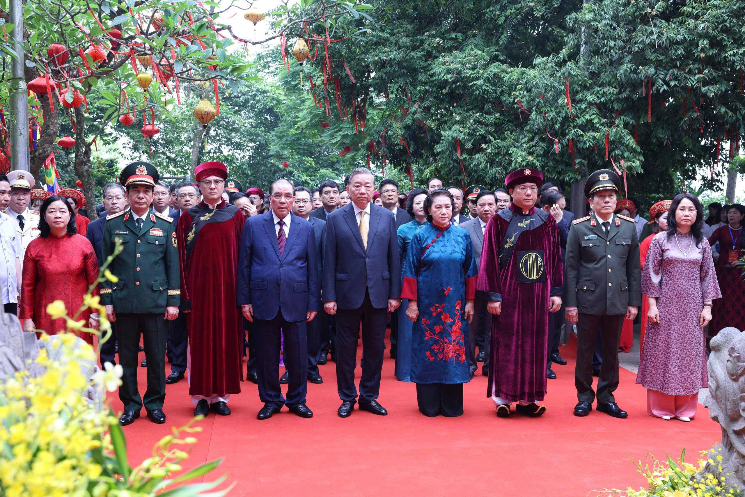 Các lãnh đạo Đảng, Nhà nước thực hiện nghi lễ tại Đền Thượng. Ảnh do Sở Văn hoá, Thể thao và Du lịch tỉnh Phú Thọ cung cấp. 