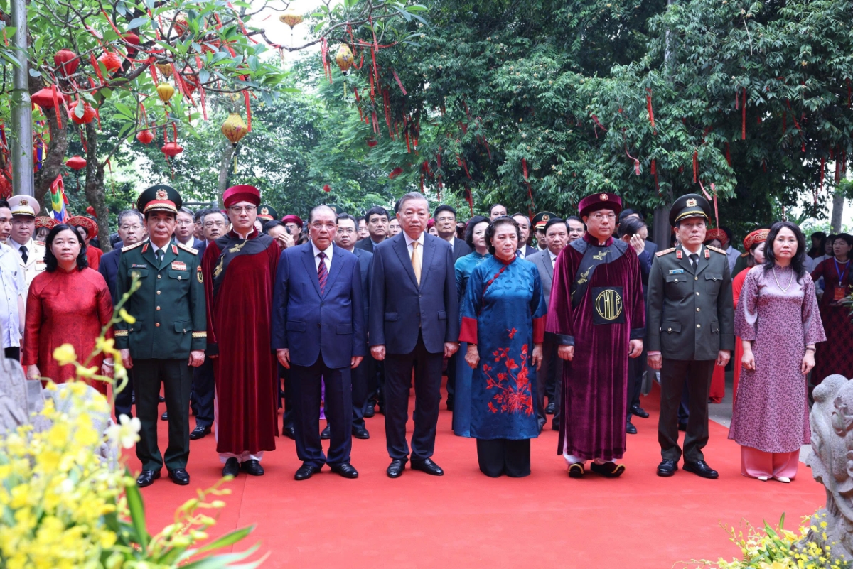 Các lãnh đạo Đảng, Nhà nước thực hiện nghi lễ tại Đền Thượng. Ảnh do&nbsp;Sở Văn hoá, Thể thao và Du lịch tỉnh&nbsp;Phú Thọ cung cấp.&nbsp;