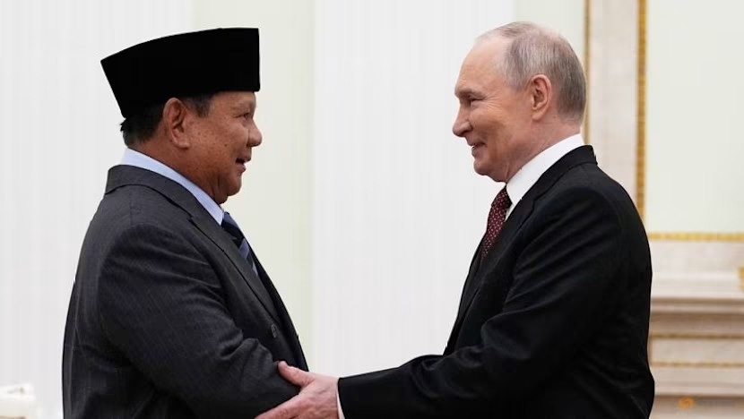 Tổng thống Nga Vladimir Putin (phải) bắt tay Tổng thống Indonesia Prabowo Subianto(trái) trong cuộc gặp tại Điện Kremlin ở Moscow, Nga, ngày 10/12/2025. Ảnh: Alexander Zemlianichenko/Pool