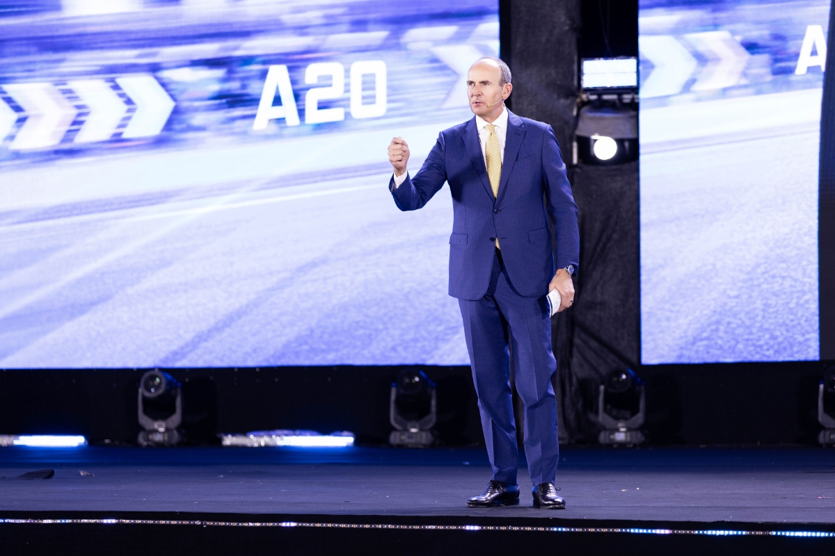 Ông Doug DeVos – Đồng Chủ tịch Hội đồng Quản trị Tập đoàn Amway&nbsp; chia sẻ câu chuyện kinh doanh thành công cũng như môi trường đầu tư đầy tiềm năng tại Việt Nam&nbsp;trong chuyến thăm Amway Việt Nam tháng 3/2026. Ảnh:&nbsp;Amway.