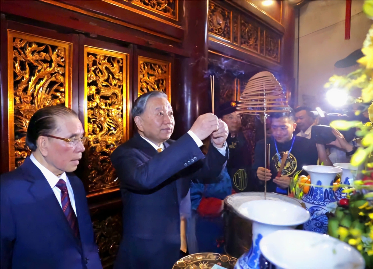 Tổng Bí thư, Chủ tịch nước Tô Lâm dâng hương trướng anh linh các Vua Hùng. Ảnh do Sở Văn hoá, Thể thao và Du lịch tỉnh Phú Thọ cung cấp. 