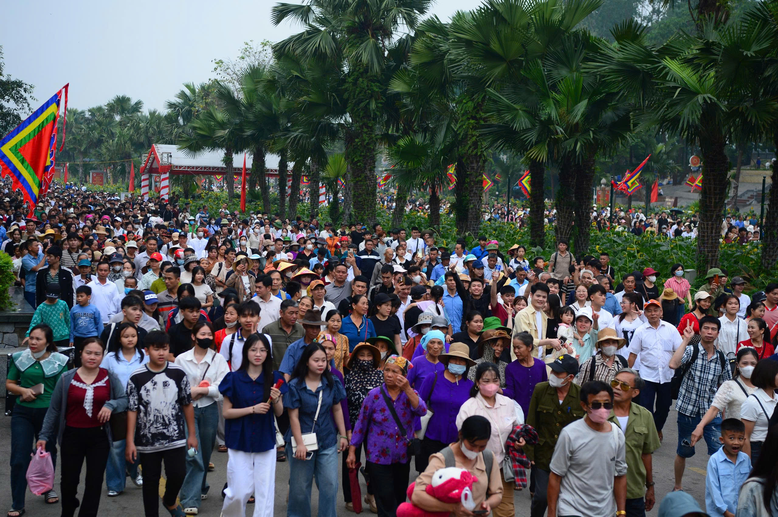 Các ngả đường về Đền Hùng đều tấp nập khách hành hương về giỗ Quốc Tổ.