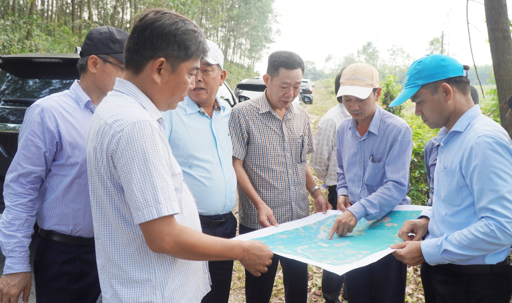 Phó Chủ tịch UBND thành phố Huế Hà Văn Tuấn khảo sát thực tế dự án đầu tư xây dựng hạ tầng kỹ thuật Cụm công nghiệp Bình Thành, xã Bình Điền.