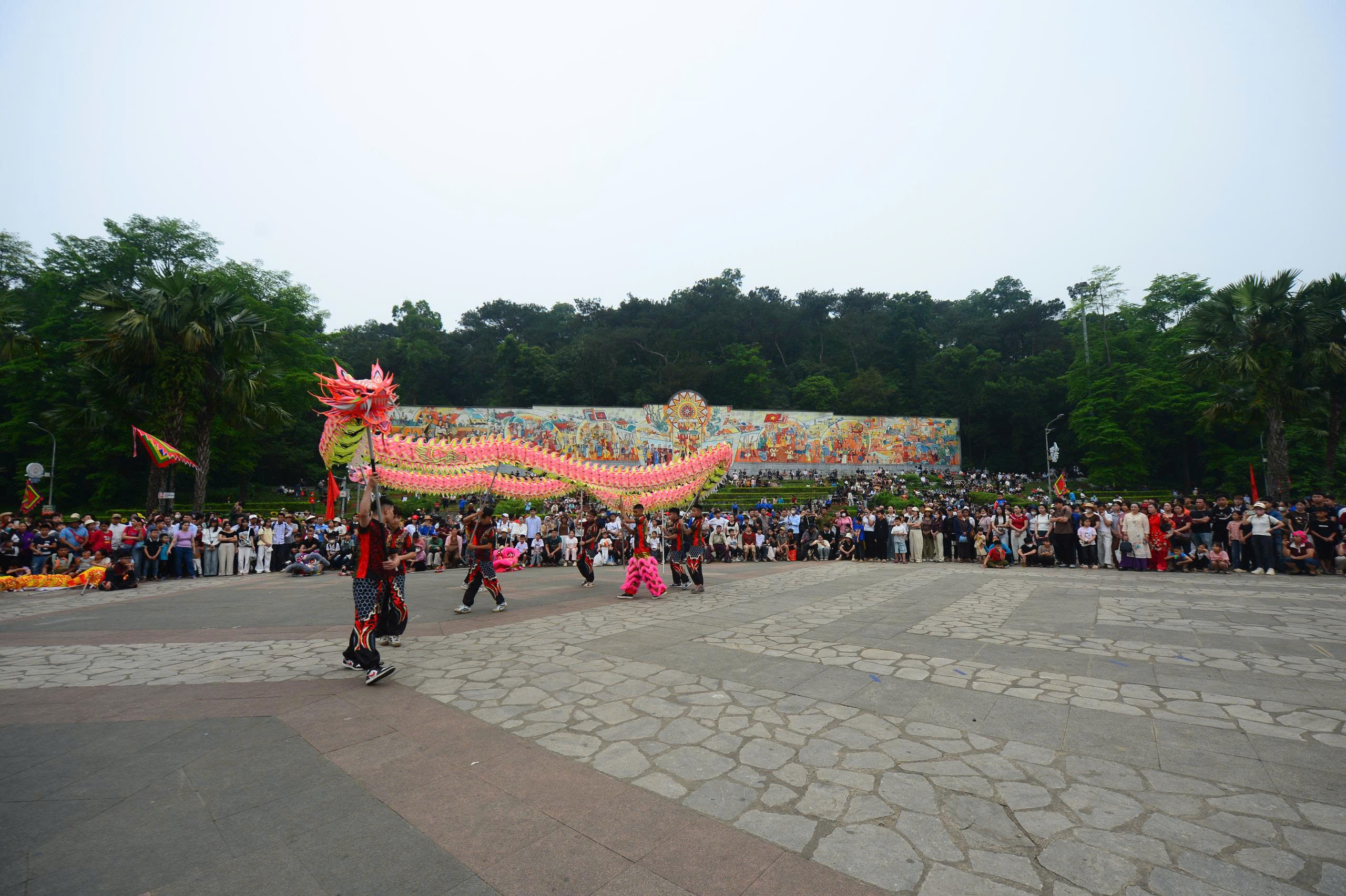 Múa rồng tại Đền Hùng. Ảnh do Sở Văn hoá, Thể thao và Du lịch tỉnh Phú Thọ cung cấp. 