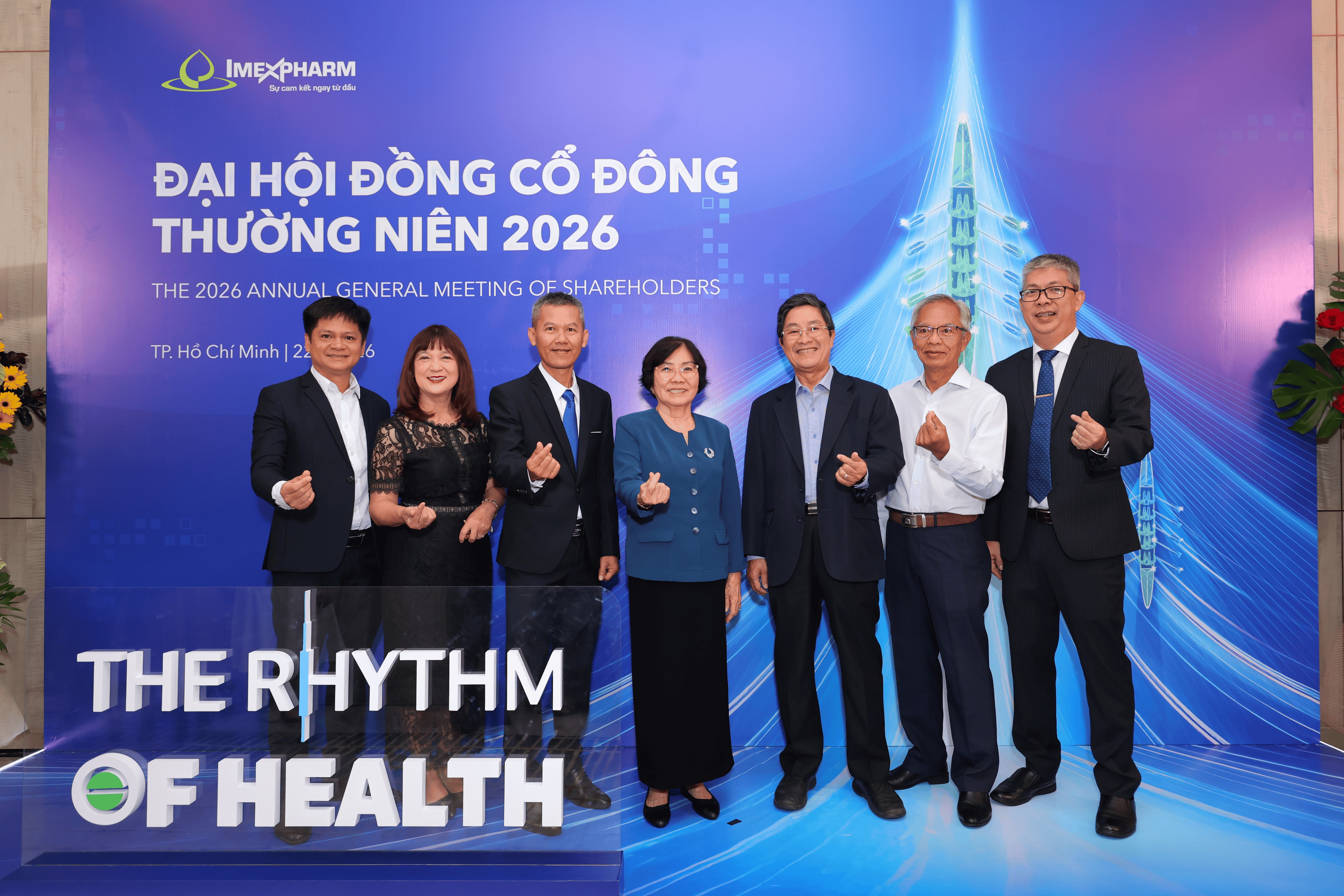 Dược sĩ Trần Thị Đào, thành viên Hội đồng Quản trị, Tổng giám đốc Imexpharm (giữa), chụp ảnh lưu niệm cùng PGS.TS.BS Trần Văn Ngọc (bênh canh, phải), Chủ tịch Hội Hô hấp TP.HCM, và các lãnh đạo cấp cao của Imexpharm tại ĐHĐCĐ 2026. Ảnh: Imexpharm.