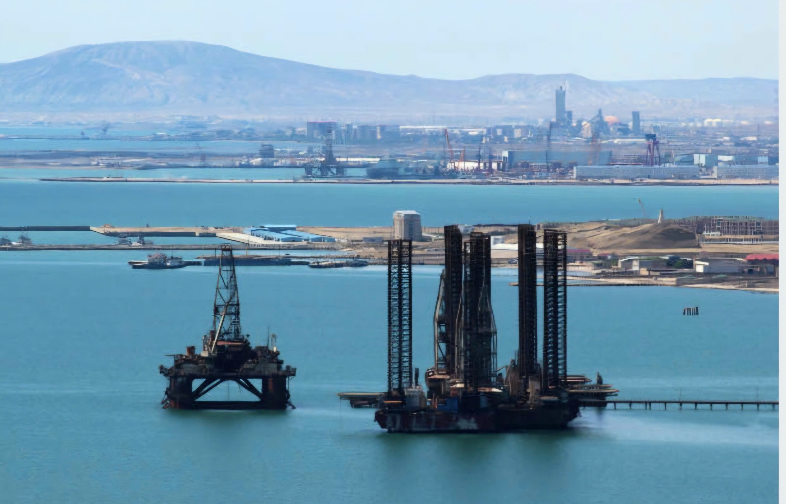 Giàn khoan dầu khí ngoài khơi bờ biển Caspi gần Baku. Nguồn ảnh: Istock.photo