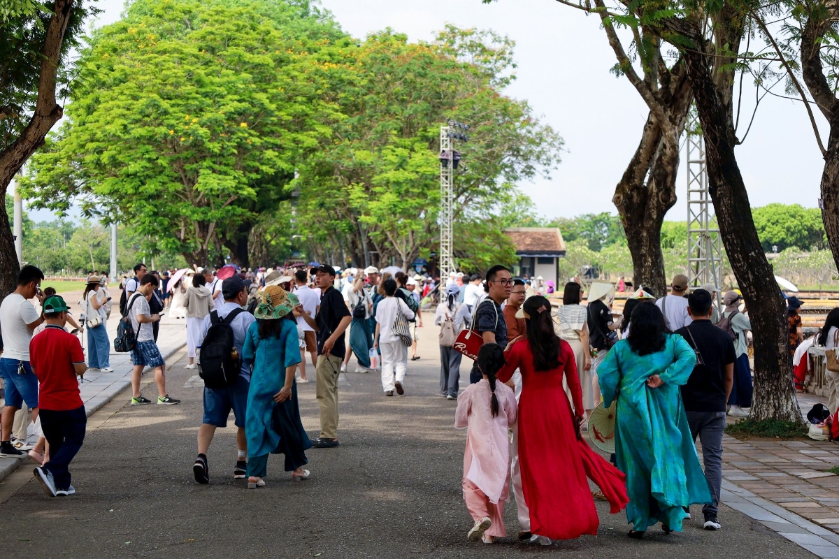 Các điểm du lịch chính của thành phố Huế chật kín khách du lịch