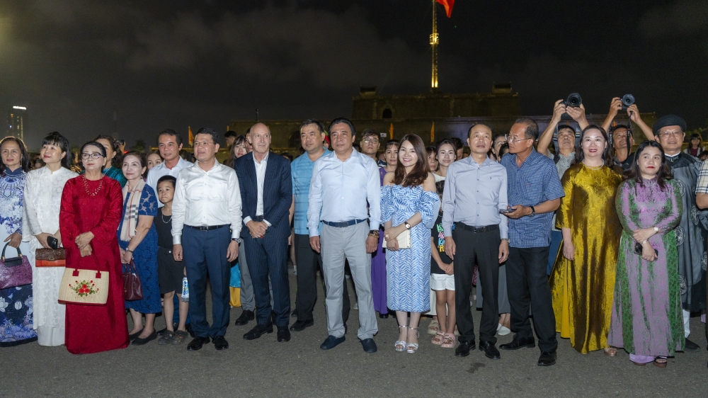 Lãnh đạo thành phố Huế cùng du khách tham dự chương trình&nbsp;“Hoàng cung Huyền ảo”