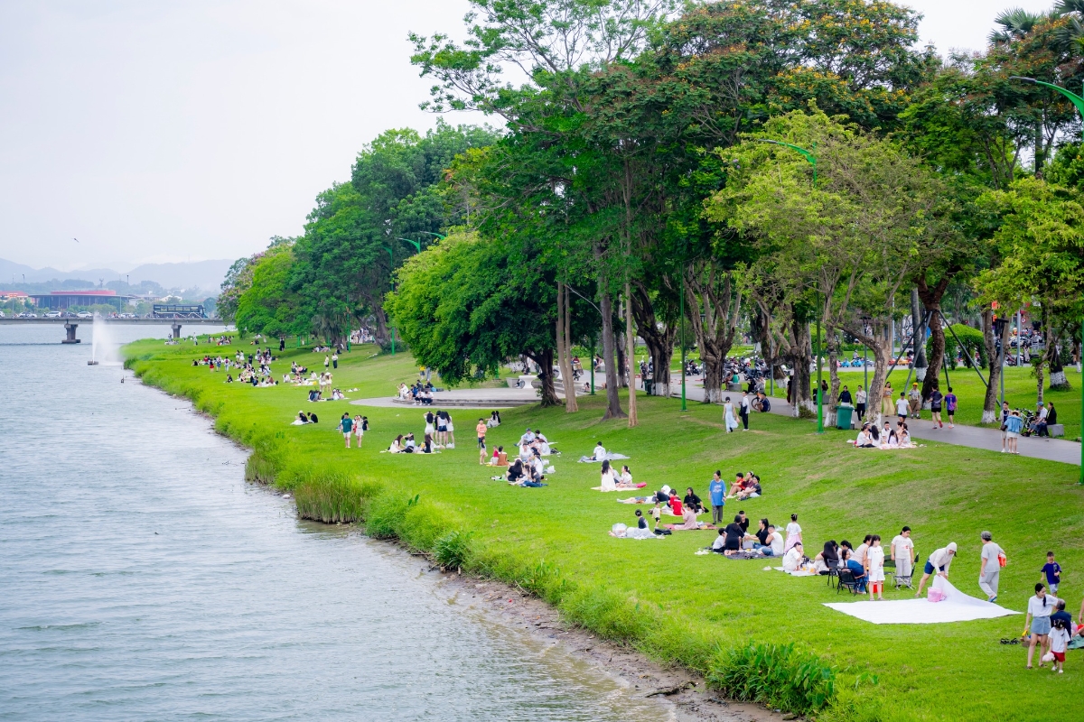 Du khách ngắm cảnh bên bờ sông Hương