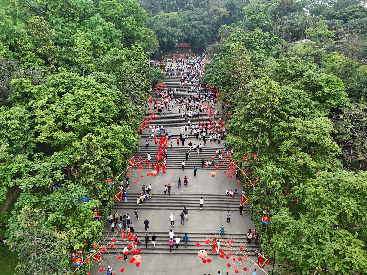 Khu di tích lịch sử Đền Hùng tiếp tục là điểm đến thu hút đông đảo du khách, chỉ trong hai ngày 25 và 26/4 (tức ngày 9 - 10/3 âm lịch), Khu Di tích ước tính đón hơn 1 triệu lượt người.  