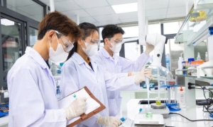 Đưa nghiên cứu từ phòng thí nghiệm ra thị trường là một quá trình phức tạp, đòi hỏi phải vượt qua nhiều “khoảng cách” cả về công nghệ lẫn thể chế. Ảnh minh họa