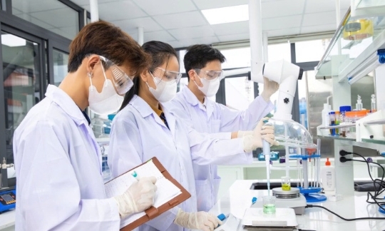 Đưa nghiên cứu từ phòng thí nghiệm ra thị trường là một quá trình phức tạp, đòi hỏi phải vượt qua nhiều “khoảng cách” cả về công nghệ lẫn thể chế. Ảnh minh họa