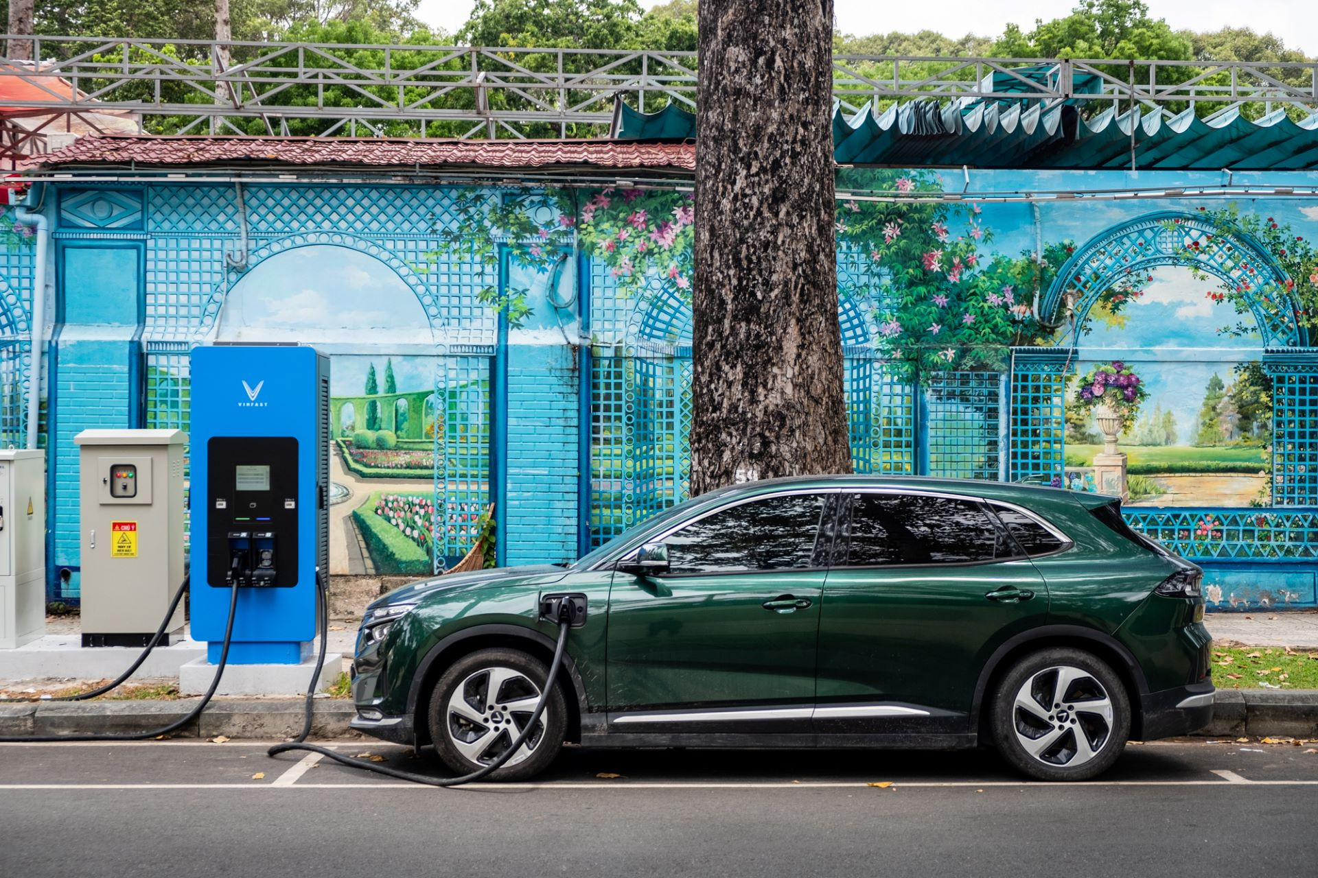 Các thị trường mới nổi đang thúc đẩy sự tăng trưởng xuất khẩu xe điện của Trung Quốc, theo viện nghiên cứu xanh Ember, nhưng các quốc gia như Indonesia và Việt Nam cũng đang xây dựng năng lực sản xuất xe điện của riêng mình.