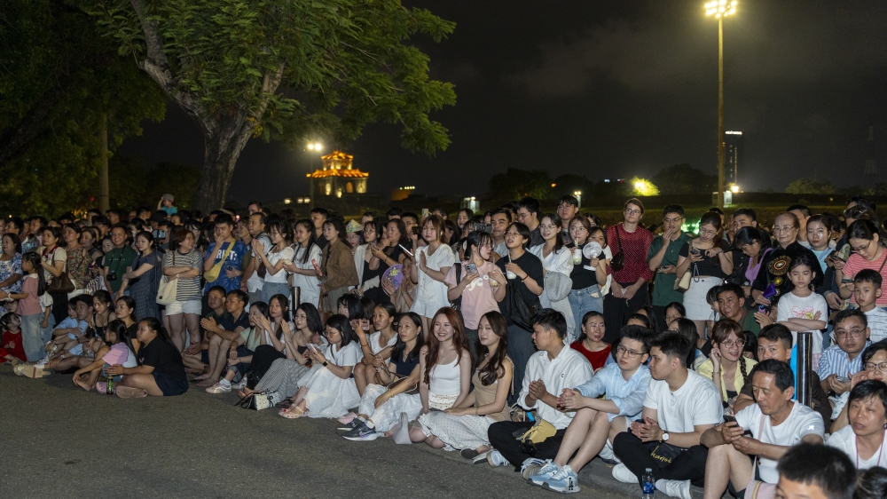 Đông đảo du khách và người dân thích thú với chương trình&nbsp;“Hoàng cung Huyền ảo”