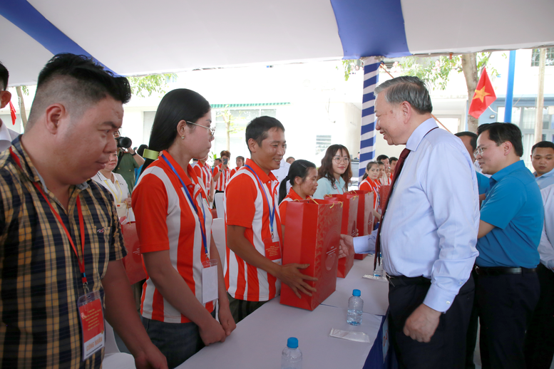 Tổng Bí thư, Chủ tịch nước Tô Lâm trao quà tặng cho công nhân, người lao động tại buổi gặp gỡ. Ảnh: Chinhphu.vn