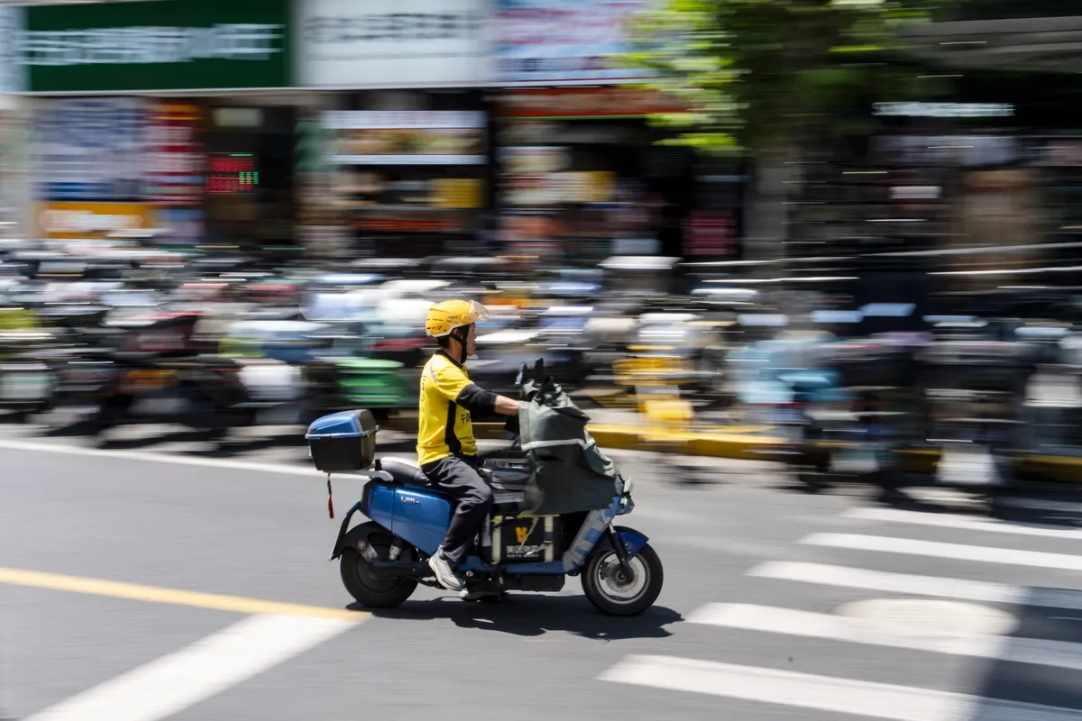 Chính sách cũng đặt ra mốc thời gian cụ thể: đến năm 2027, các thực hành lao động trong nền kinh tế nền tảng sẽ cơ bản được chuẩn hóa.