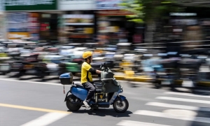 Chính sách cũng đặt ra mốc thời gian cụ thể: đến năm 2027, các thực hành lao động trong nền kinh tế nền tảng sẽ cơ bản được chuẩn hóa.