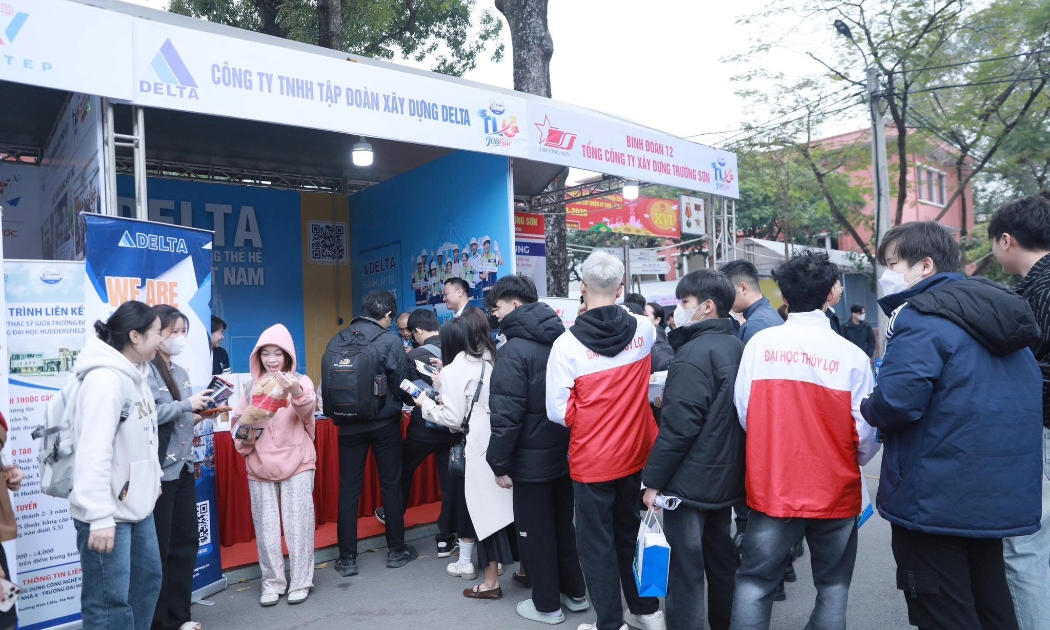 Nhiều doanh nghiệp lĩnh vực xây dựng tham gia hội chợ việc làm để tuyển dụng lao động. Ảnh: T.H.