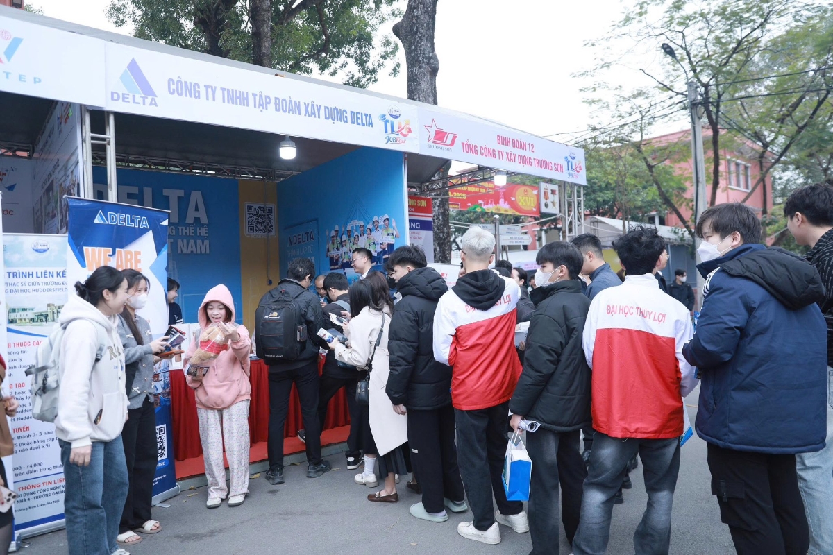 Nhiều doanh nghiệp lĩnh vực xây dựng tham gia hội chợ việc làm để tuyển dụng lao động. Ảnh: T.H. 