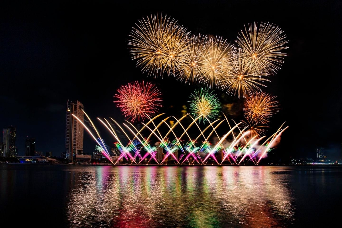 Màn trình diễn pháo hoa lung linh trên sông Hàn, Đà Nẵng. 