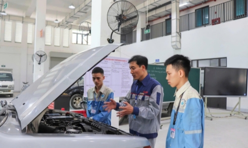 Điểm nghẽn nhân lực: Nút thắt cổ chai của ngành ô tô Việt