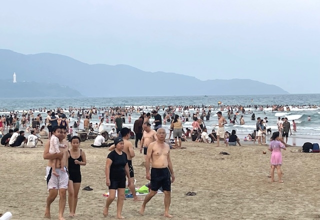Hàng ngàn người dân và du khách vui chơi, trải nghiệm tại bãi biển Mỹ Khê-Công viên Biển Đông. Ảnh Ngô Anh Văn