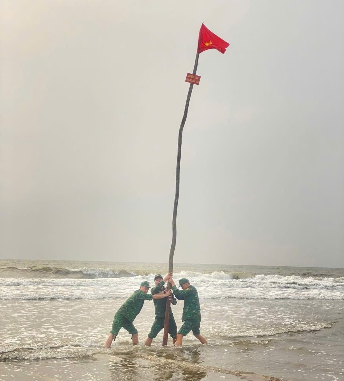 Dựng biển cảnh báo an toàn. Ảnh: Quang Duy