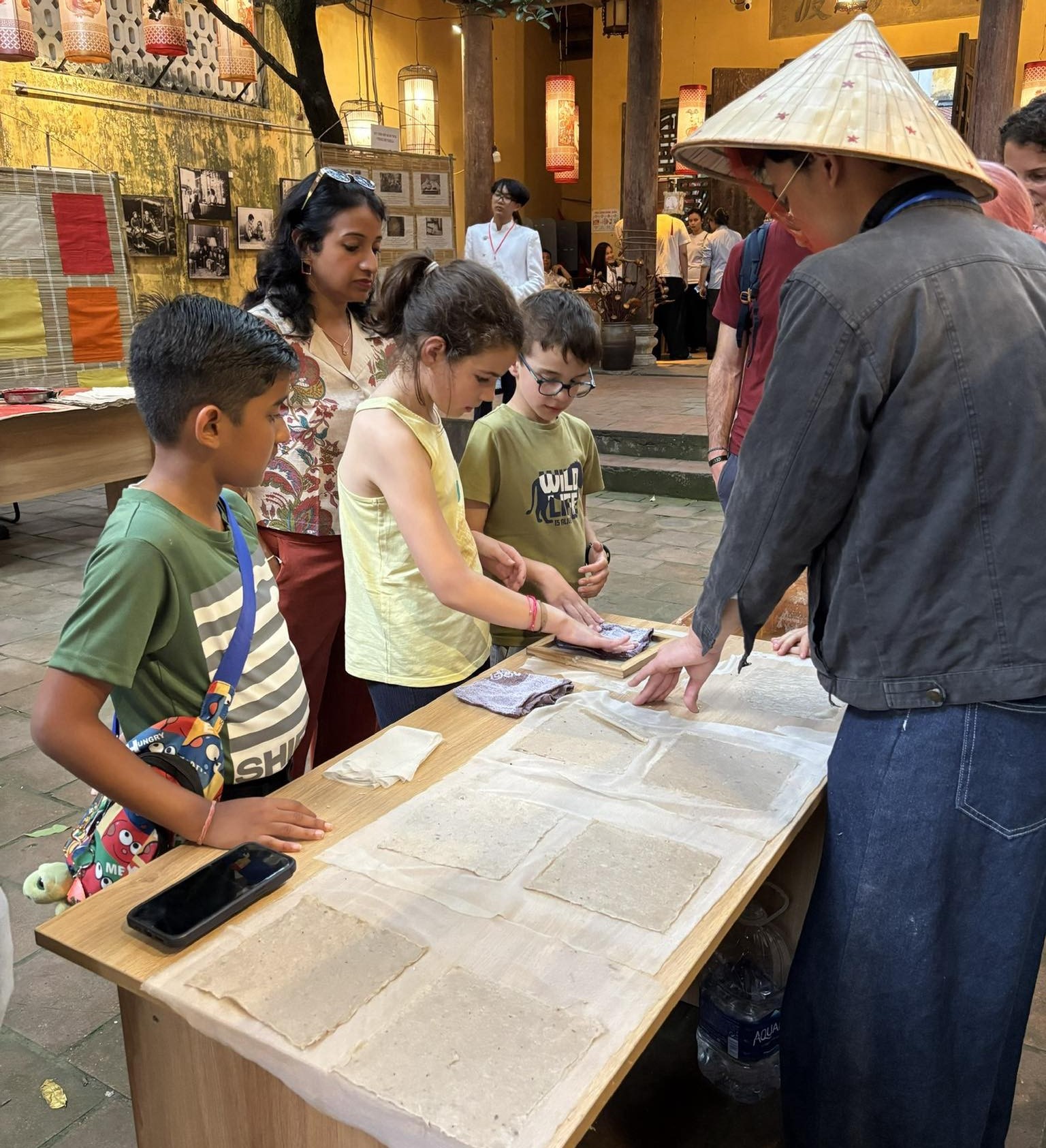 Ngày hội trải nghiệm văn hóa về nét đẹp của Giấy Dó tại Hội quán Phúc Kiến (40 Lãn Ông, Hoàn Kiếm, Hà Nội).