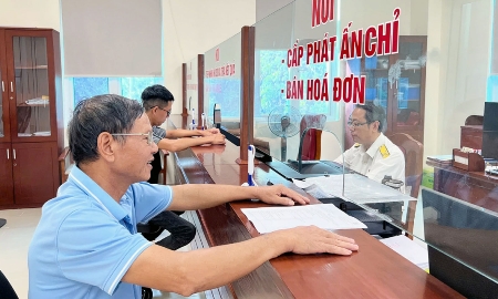 Cán bộ thuế Quảng Trị hỗ trợ hộ kinh doanh kê khai, từng bước nâng cao tính minh bạch