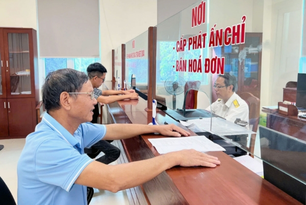 Cán bộ thuế Quảng Trị hỗ trợ hộ kinh doanh kê khai, từng bước nâng cao tính minh bạch