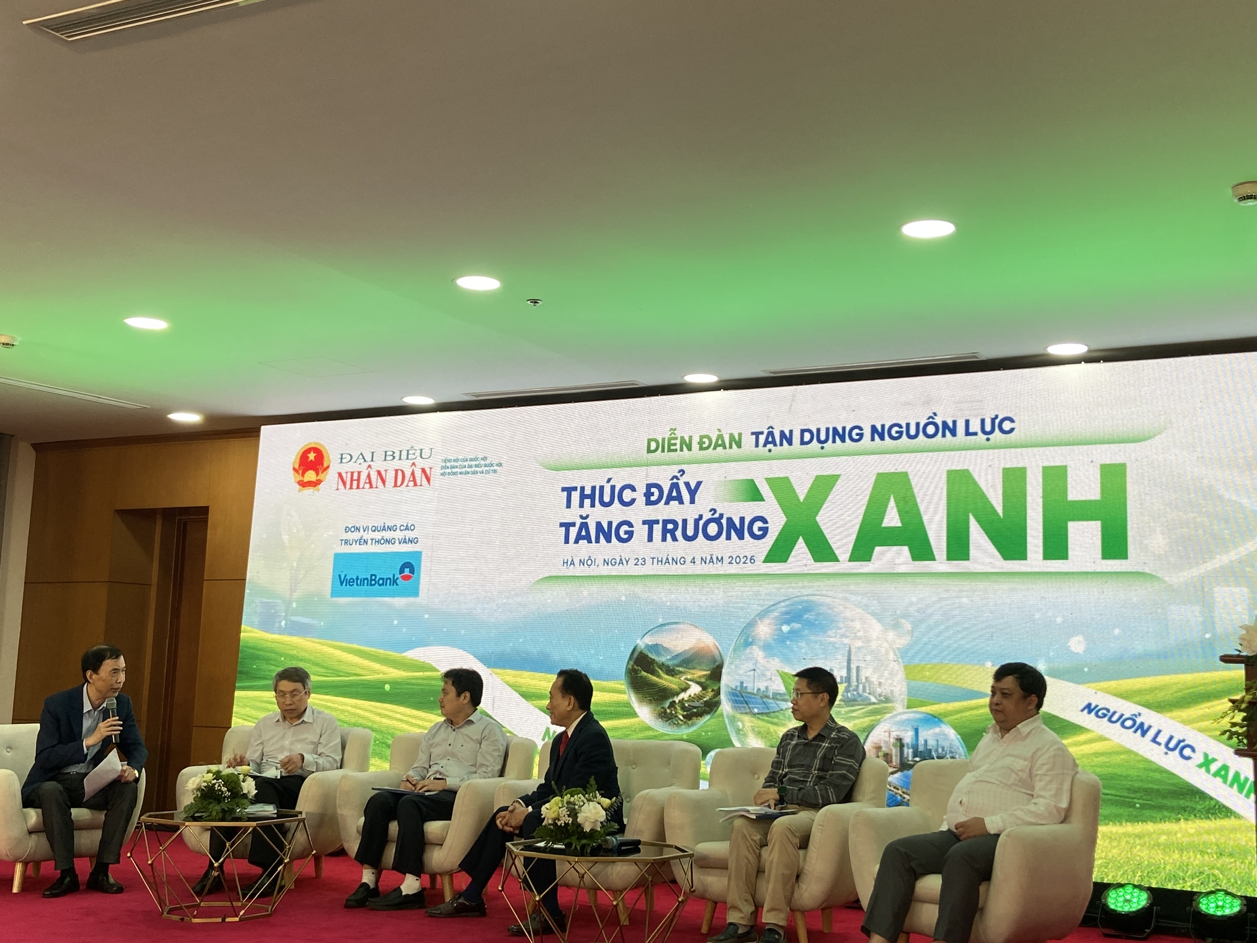 Các diễn giả trao đổi tại diễn đàn.