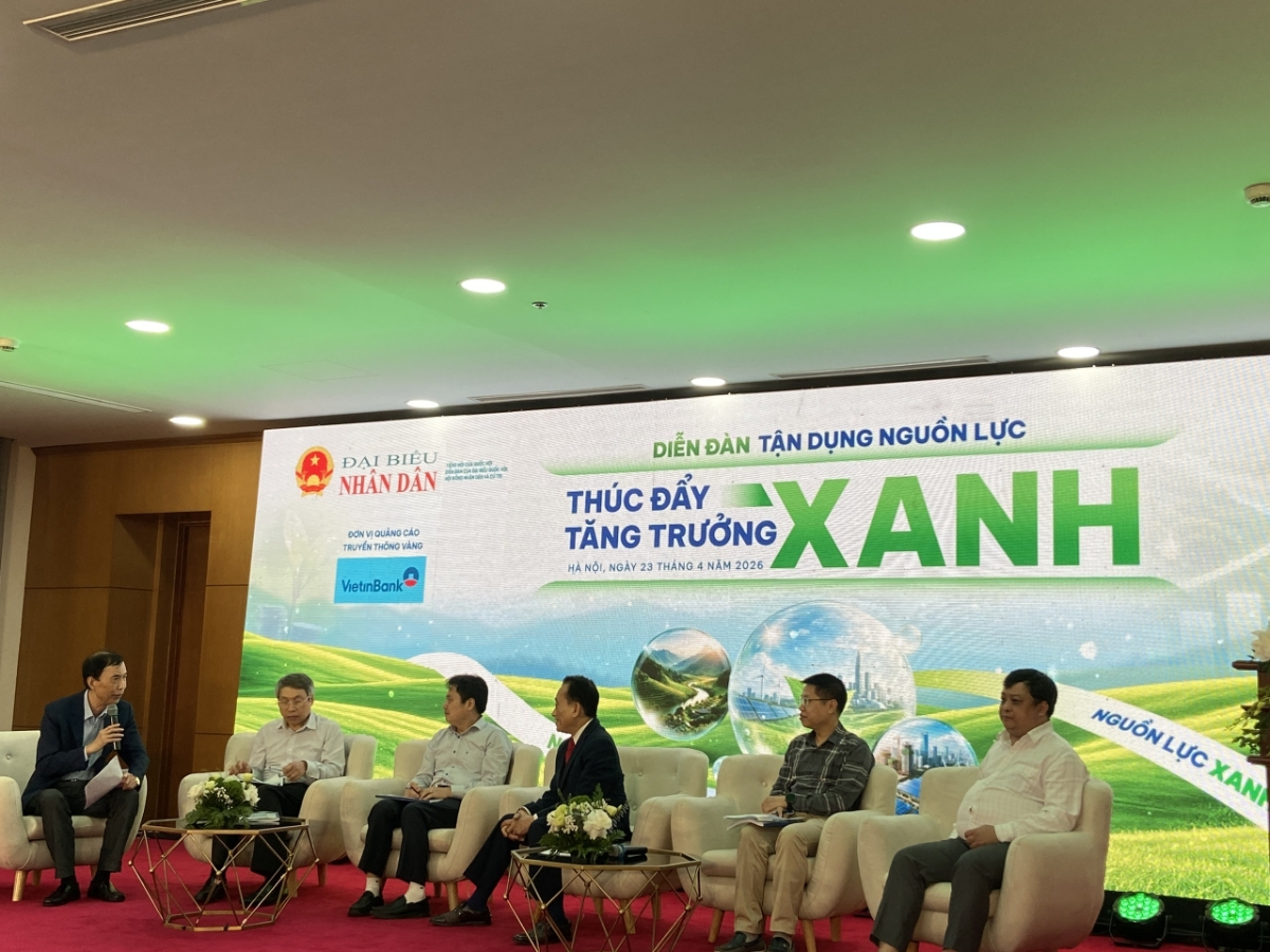 Các diễn giả trao đổi tại diễn đàn.