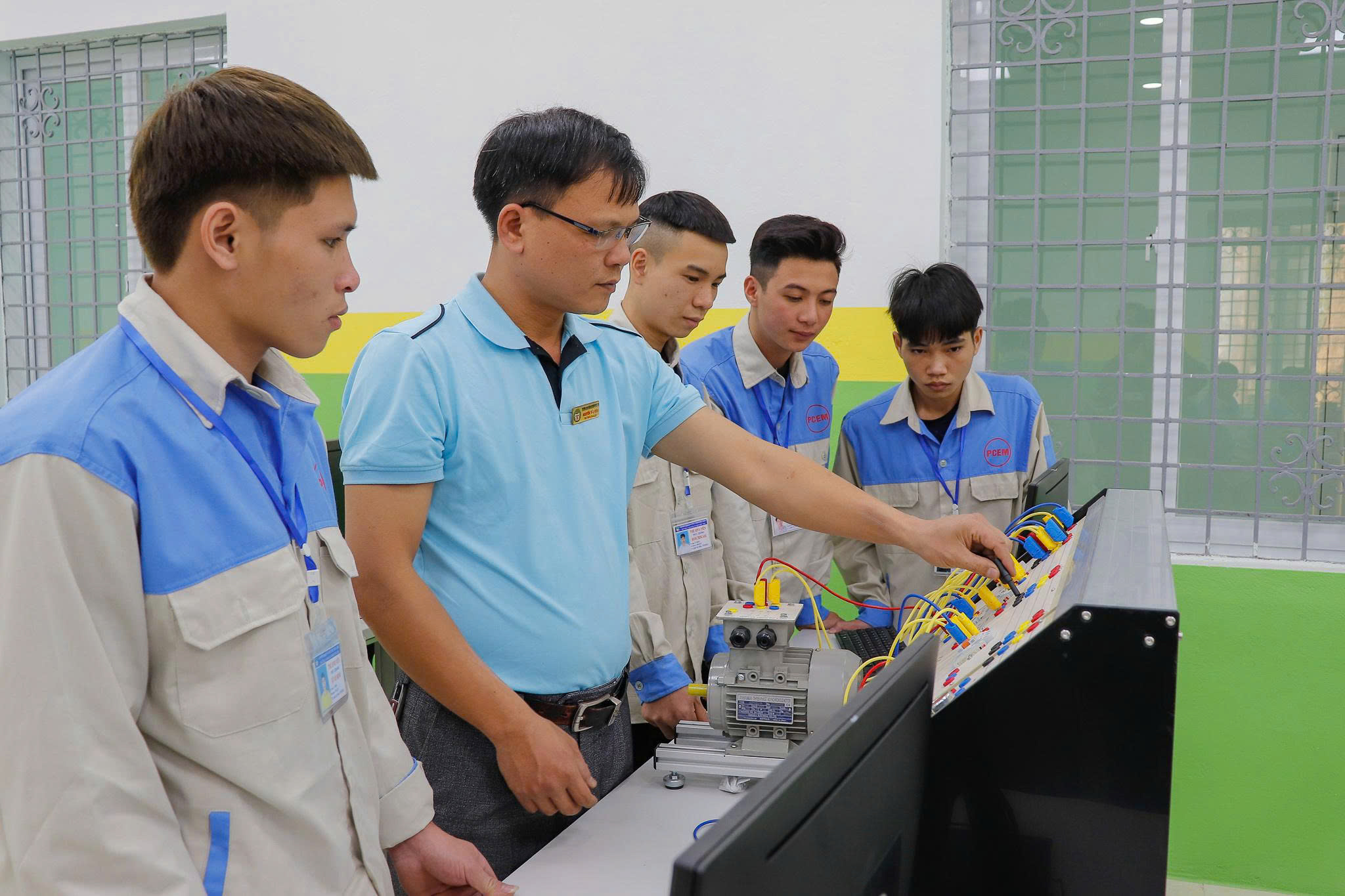 Lĩnh vực công nghiệp ô tô đòi hỏi tiêu chuẩn kỹ thuật rất cao, độ chính xác gần như tuyệt đối, nhưng tại Việt Nam lại chưa được đầu tư tương xứng. Những chi tiết tưởng chừng đơn giản như vít, đinh, ốc… khi đặt trong chuỗi cung ứng toàn cầu lại yêu cầu công nghệ và quy trình sản xuất khắt khe mà không nhiều doanh nghiệp có thể đáp ứng. Ảnh: NVCC.