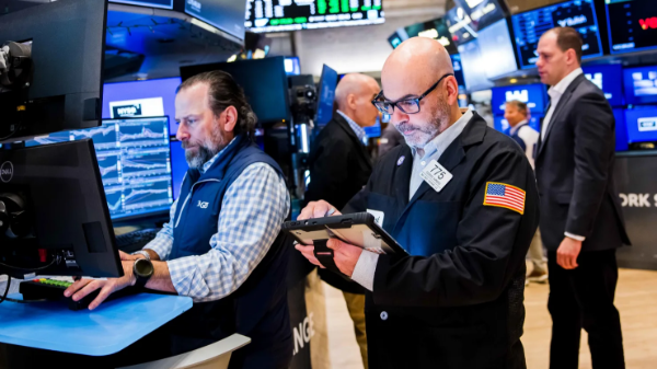 Chứng khoán Mỹ không ngừng lập kỷ lục dù giá dầu leo lên đỉnh 3 tuần