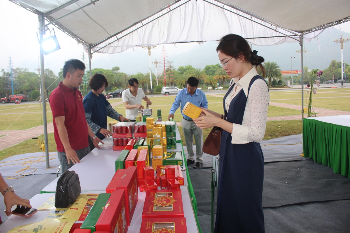 Một gian hàng trưng bày sản phẩm OCOP của tỉnh Lai Châu. Ảnh: Chu Khôi.