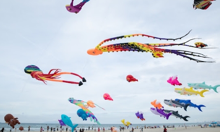 Thi thả diểu trên bãi biển Mỹ Khê, Đà Nẵng. Ảnh Ngô Anh Văn