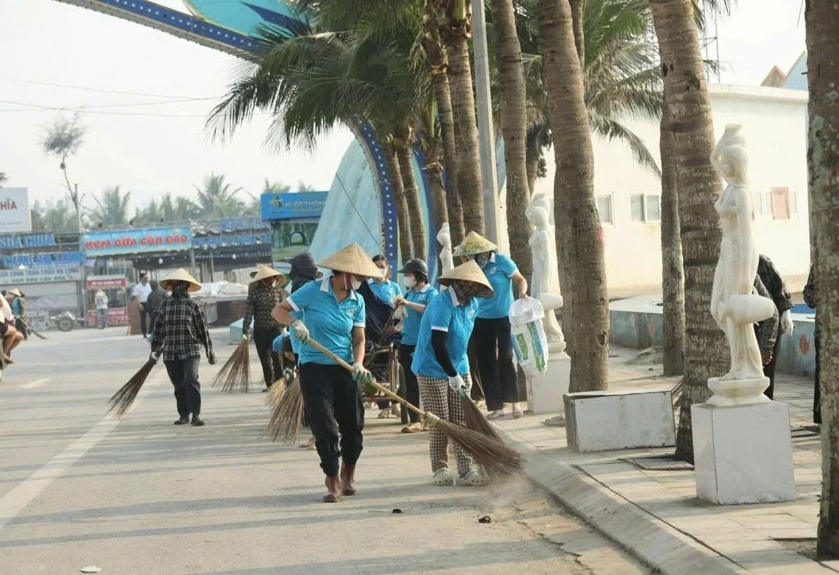 Ra quân làm sạch bãi biển. Ảnh: Quang Duy