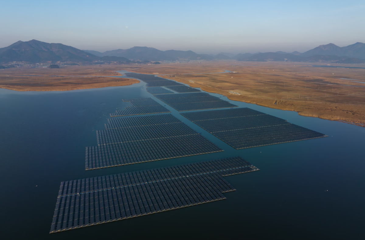 Điện mặt trời nổi trên biển Goheung- một trong những biểu tượng cho tham vọng năng lượng của Hàn Quốc sau khủng hoảng Trung Đông. Nguồn ảnh: Bloomberg