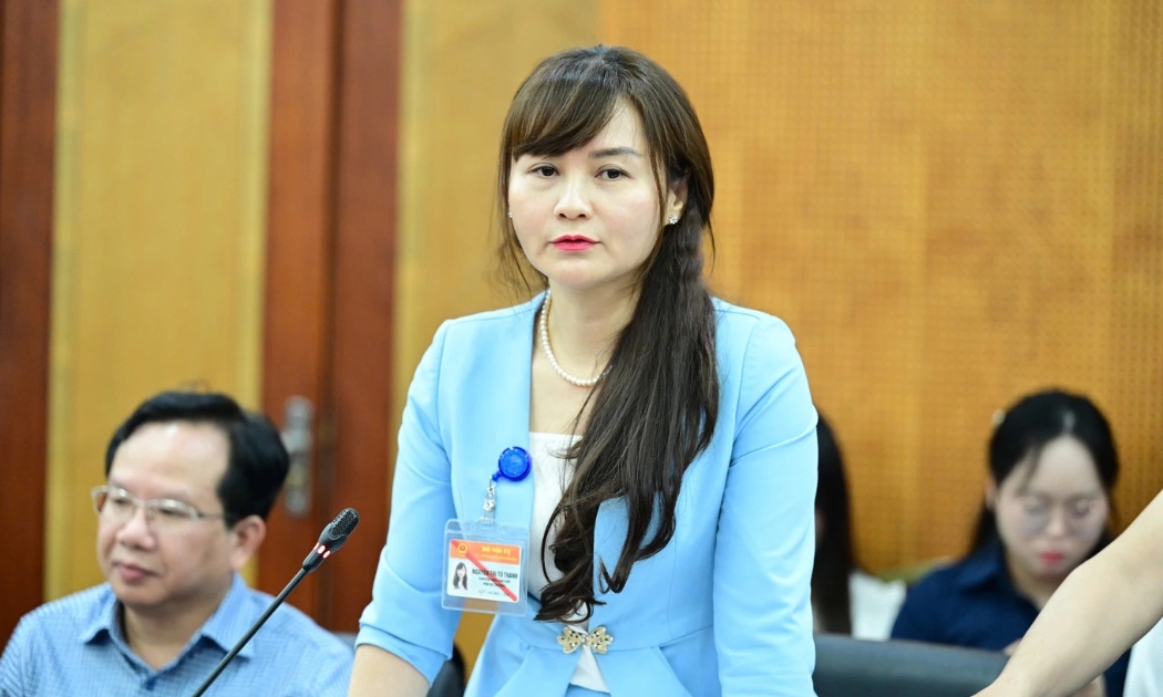 Phó Vụ trưởng Vụ Chính quyền địa phương (Bộ Nội vụ) Nguyễn Thị Tú Thanh thông tin về nội dung liên quan đến sắp xếp thôn, tổ dân phố. Ảnh: Xuân Trung.