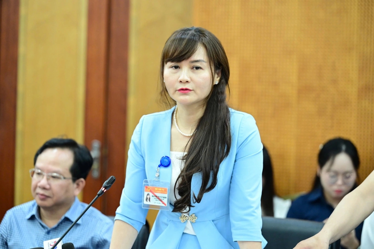 Phó Vụ trưởng Vụ Chính quyền địa phương (Bộ Nội vụ) Nguyễn Thị Tú Thanh thông tin về nội dung liên quan đến sắp xếp thôn, tổ dân phố. Ảnh: Xuân Trung.